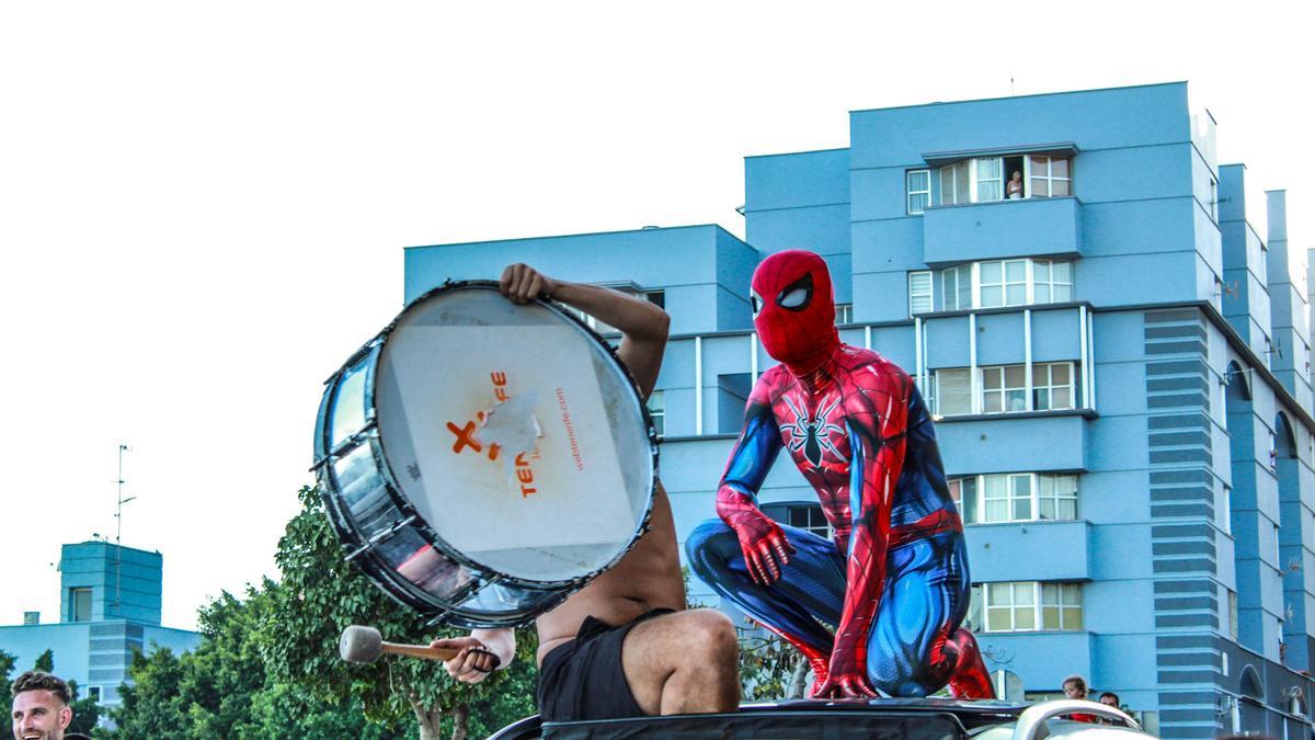 El goleador Saúl, vestido de Spiderman en la fiesta del ascenso de Añaza a Preferente.