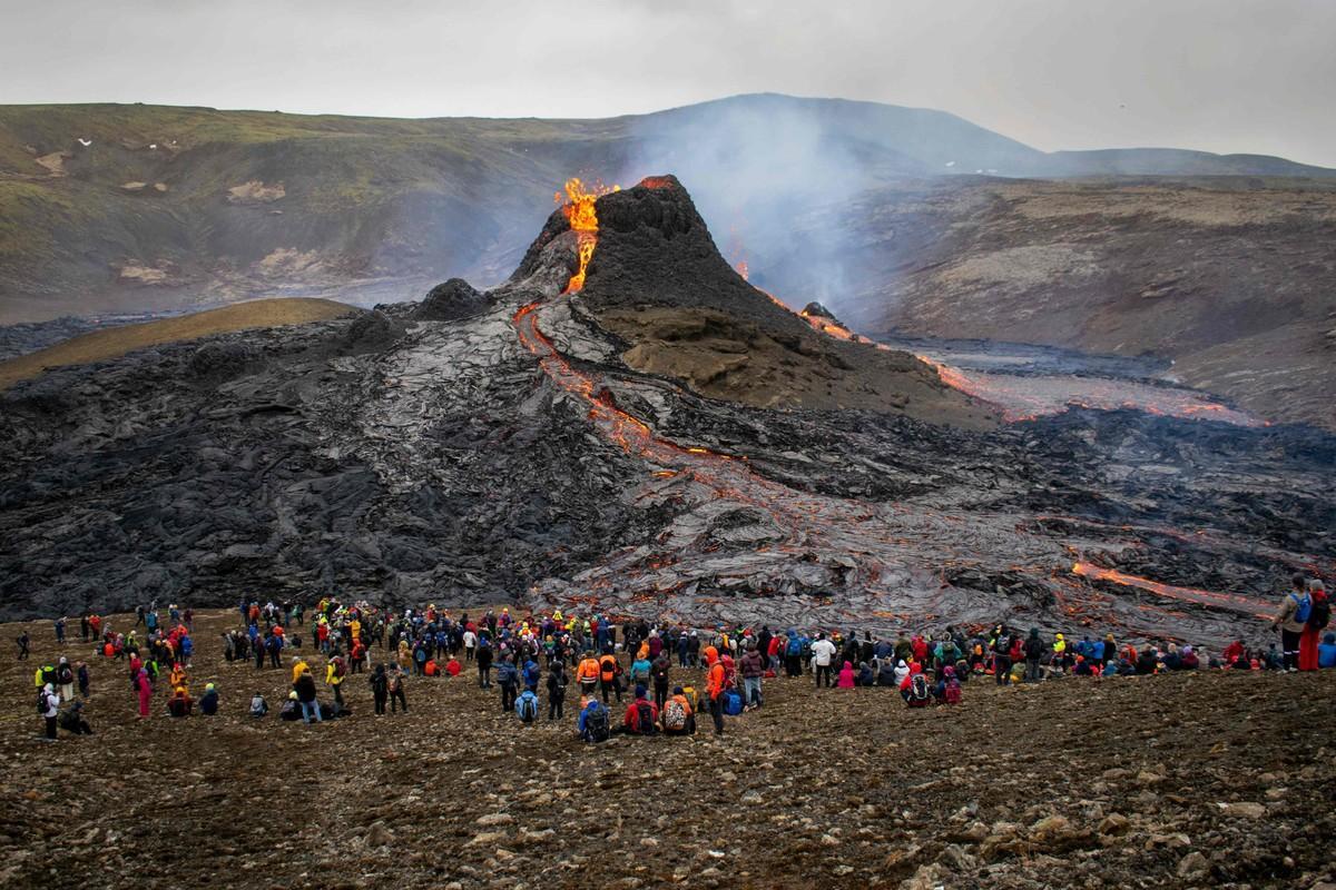 Curiosos presenciando una erupción en Islandia