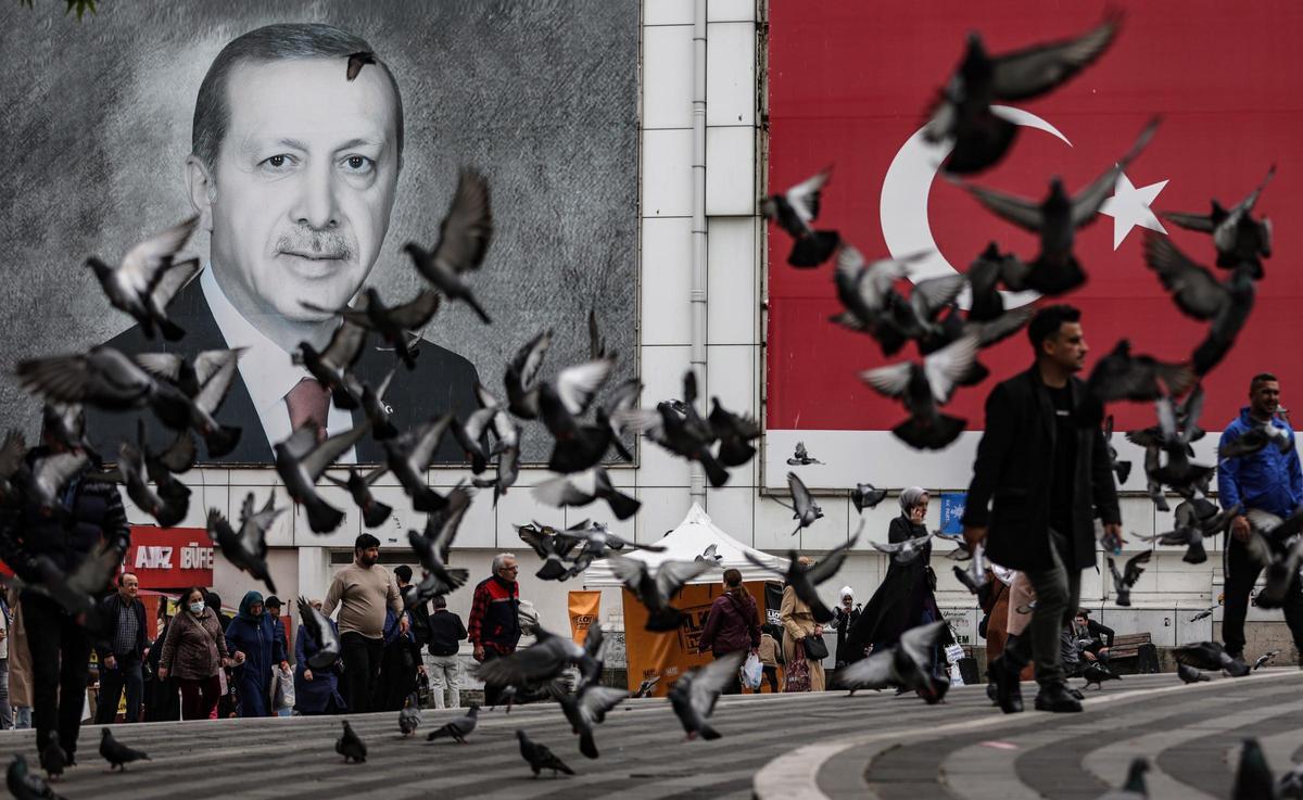 Una bandada de palomas alza el vuelo en una plaza decorada con un retrato del presidente turco, Recep Tayyip Erdogan. Una bandada de palomas alza el vuelo en una plaza decorada con un retrato del presidente turco, Recep Tayyip Erdogan.