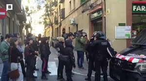 Un grup de persones agredeixen i roben l’equip d’un periodista de BTV durant una operació policial.