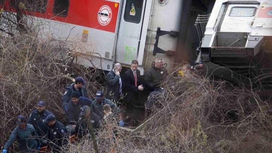 Miembros del equipo de rescate, en el accidente.