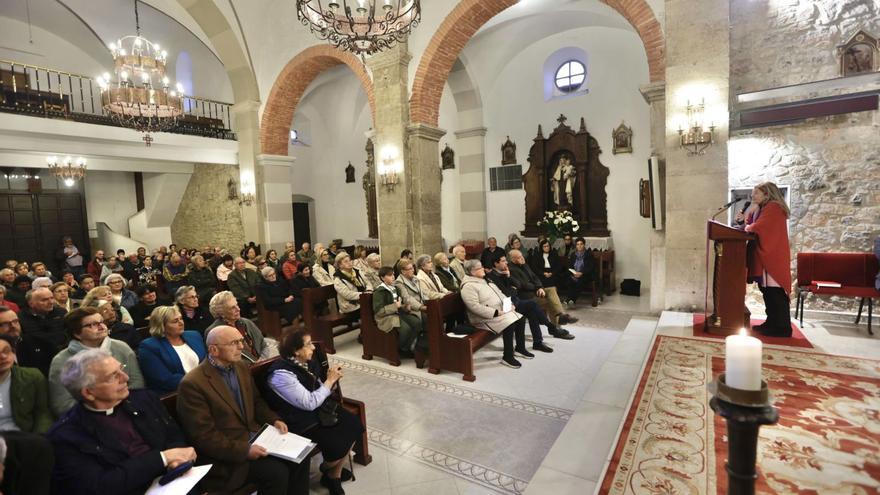 María Teresa Álvarez, en el atril, se dirige al público que llenó la iglesia de Miranda para homenajear a José Manuel Feito.  | Miki López