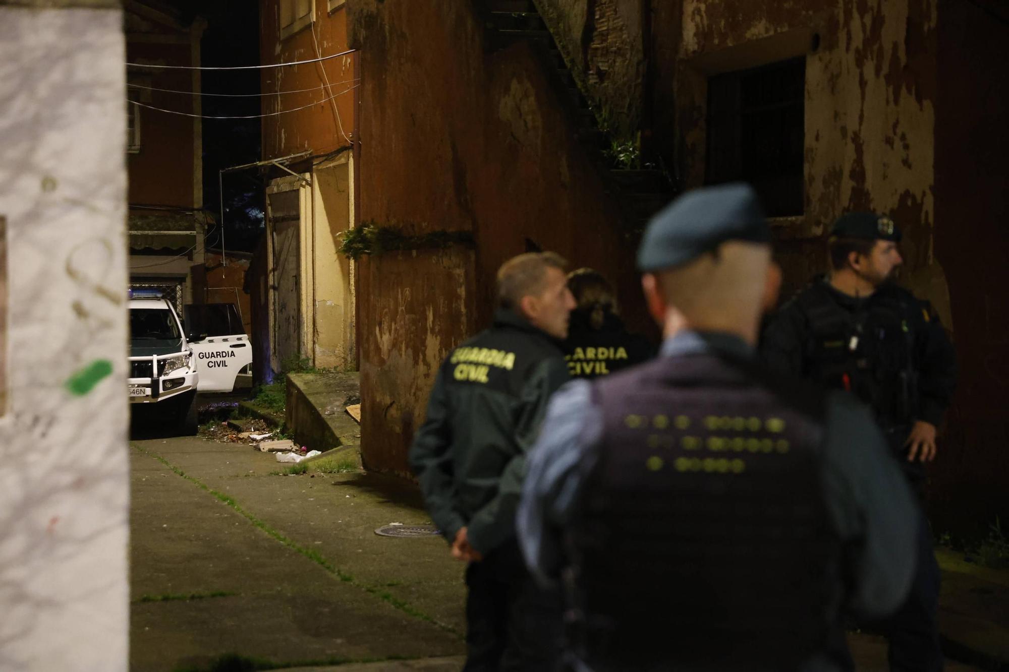 Así fue el espectacular operativo de la Guardia Civil en La Camocha, Gijon (en imágenes)