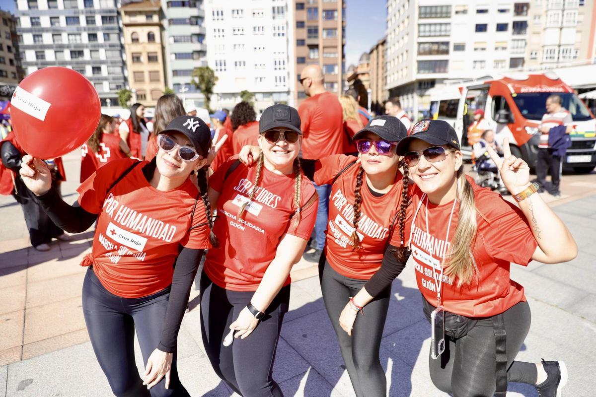 La tercera Marcha Solidaria de la Cruz Roja de Gijón, en imágenes