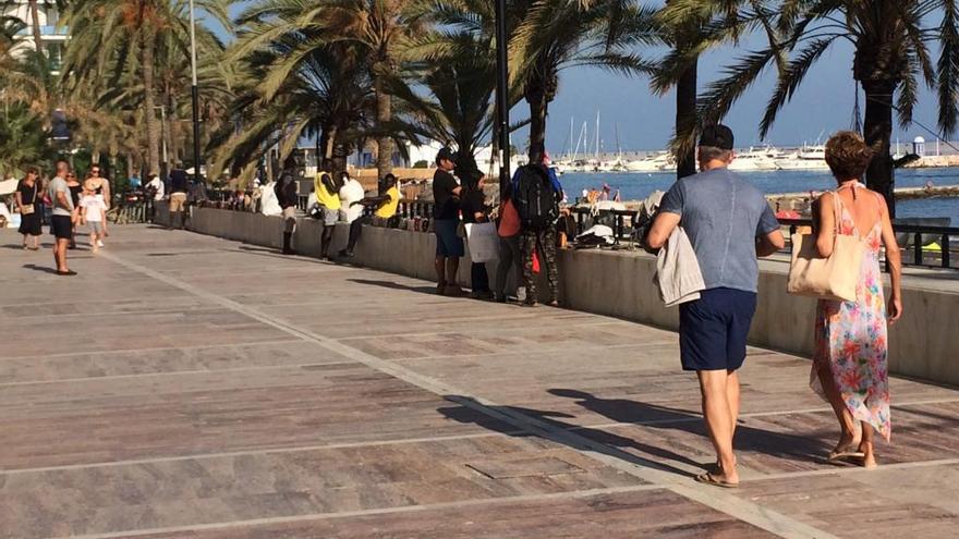 Venta ambulante ilegal en el Paseo Marítimo de Marbella.