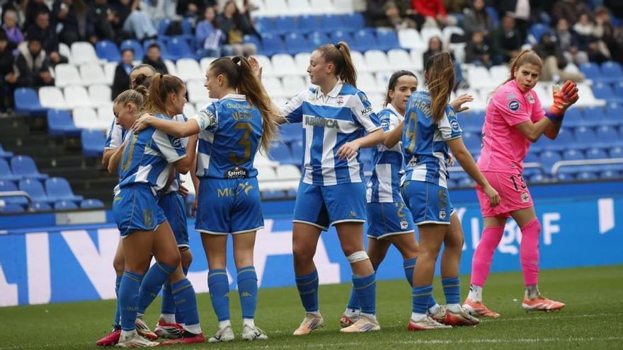 Las jugadoras del Deportivo celebran el tanto de Millene en la primera mitad.