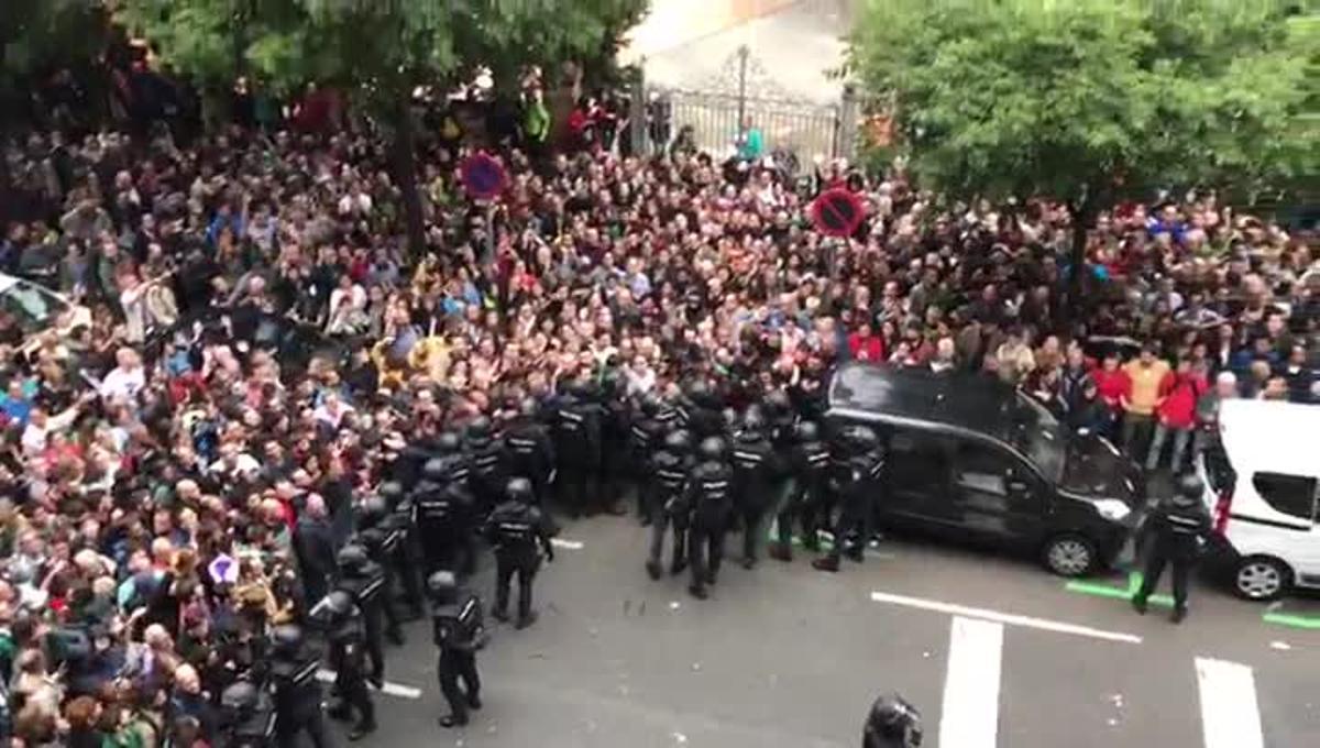 Càrrega policial a l’escola Ramon Llull.