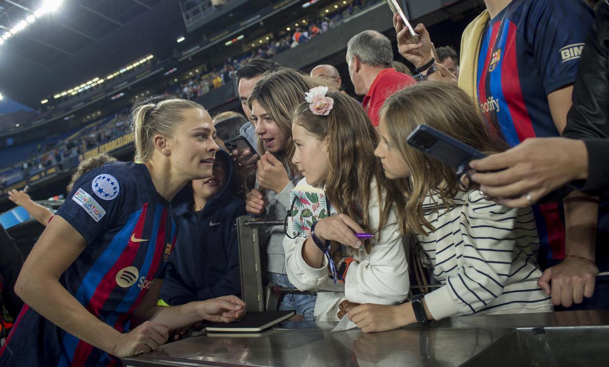 Rolfo atiende pacientemente a los aficionados en el Camp Nou tras la clasificación del equipo para la final de la Champions femenina