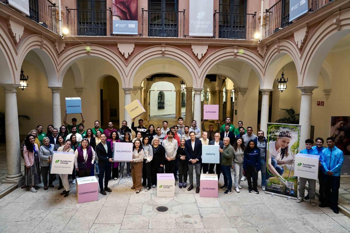 Foto de familia del encuentro celebrado en el Centro Cultural Fundación Unicaja de Málaga