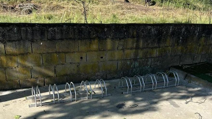 Calzadilla renueva su mobiliario urbano con papeleras, espejos viales y aparcabicis
