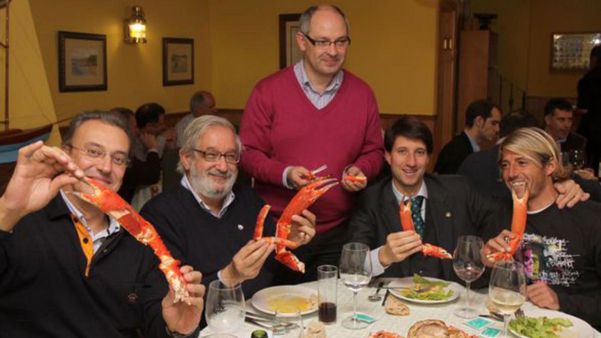 2009: la familia crece. Esta foto, con Víctor Otero Prol de pie, fue tomada en 2009, cuando O Centolo Larpeiro era ya una entidad plenamente consolidada. La familia crecía en el restaurante Lareira do Larexo, donde se celebraba la comida de cofrades.