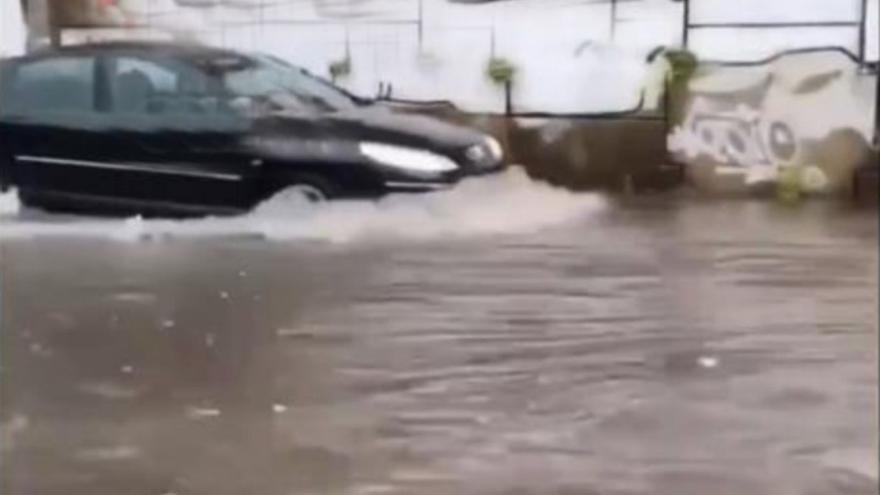 Una tromba de agua causa inundaciones en varios puntos de Santiago