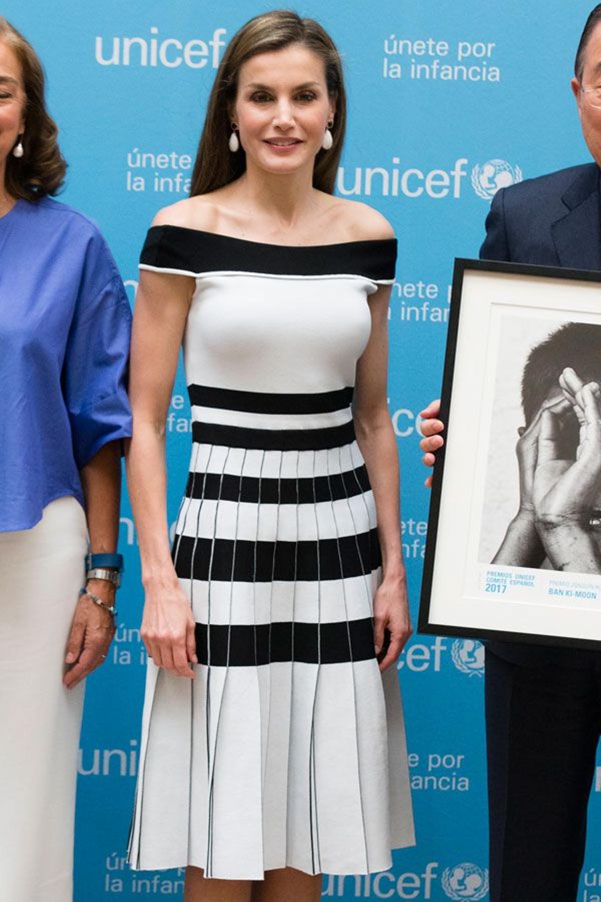 Letizia Ortiz con vestido de escote barco de Carolina Herrera