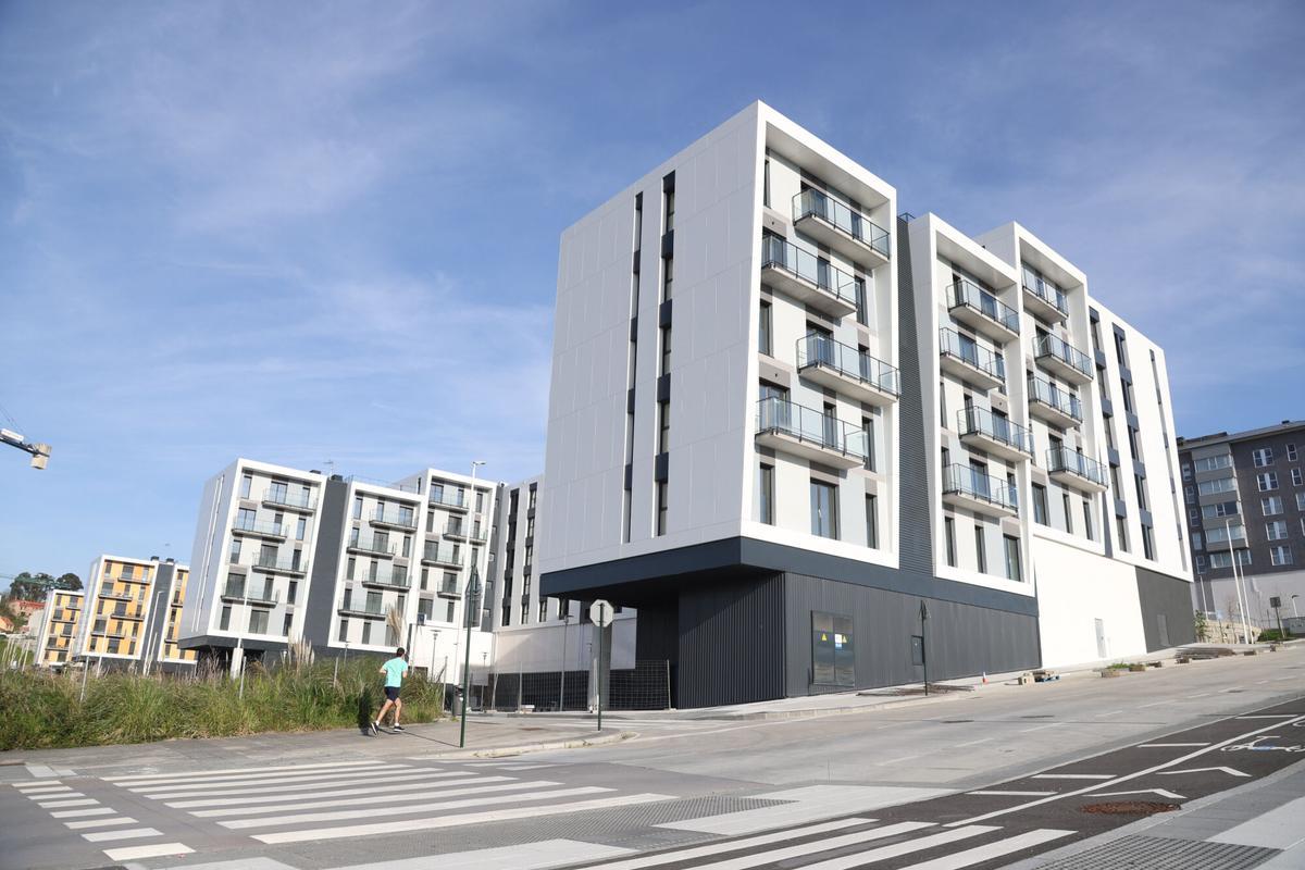 Un vecino corre por Xuxán, zona que ha ganado residentes en los últimos años