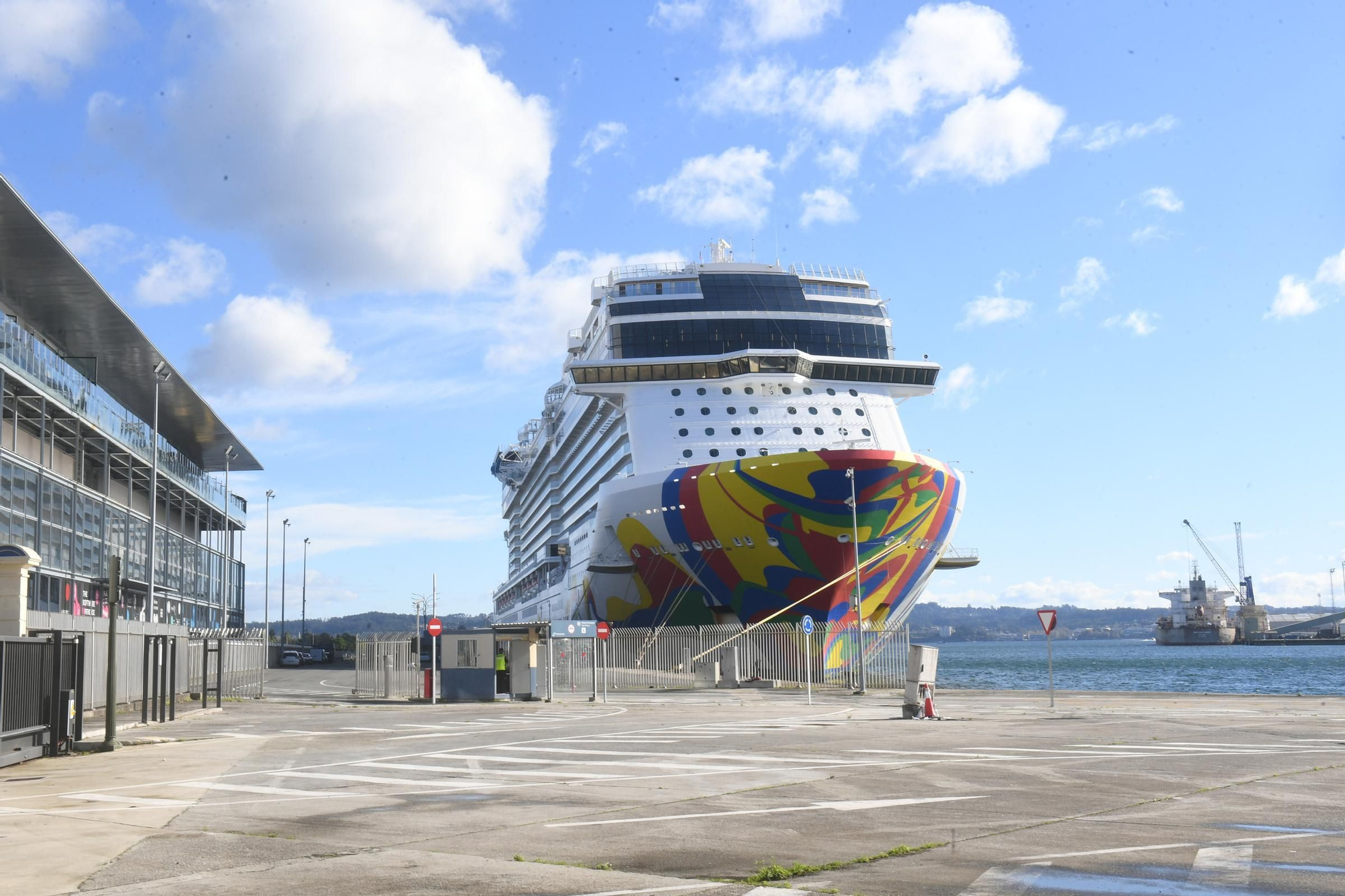 Una ciudad flotante con 4.200 pasajeros recala en el puerto de A Coruña