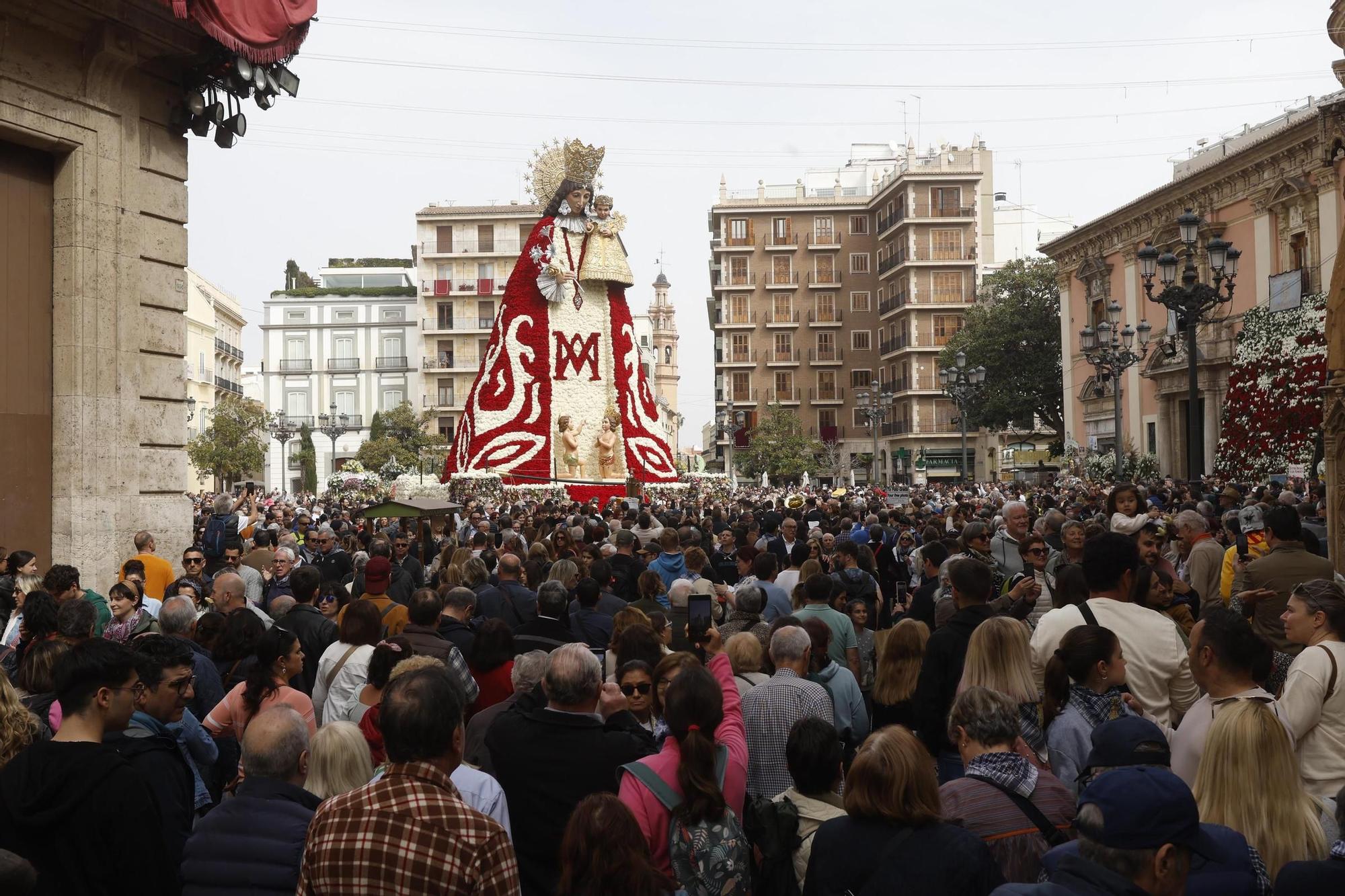 Cientos de personas acuden a ver el manto de la Virgen