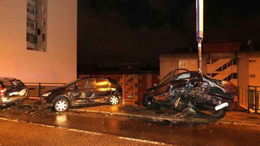 Un joven ebrio al volante de un BMW impacta contra cinco vehículos estacionados en Vigo