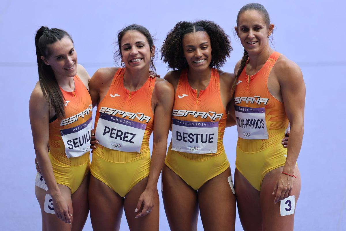 Las atletas españolas (de i a d) Paula Sevilla María Isabel Pérez, Jael Bestue y Sonia Molina-Prados posan con motivo de la prueba de relevo 4x100m femenino en el marco de los Juegos Olímpicos de París 2024 en el Estadio de Francia, este jueves, en la capital francesa.
