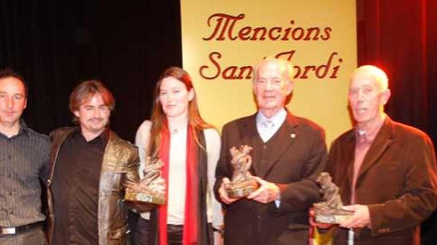 Los premiados –4 de Copes, Planells y Carrero– muestran sus distinciones tras la gala de anoche.