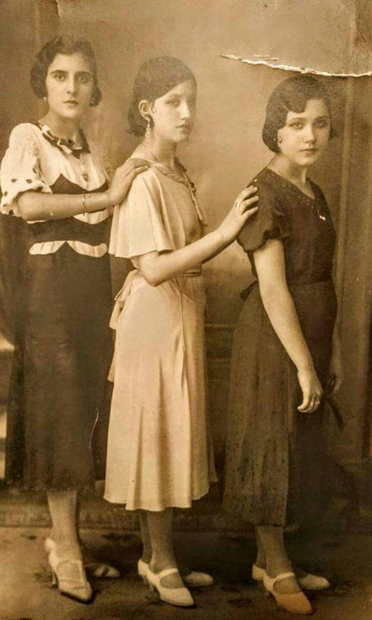 Josefina Manresa, a la izquierda, y María Hernández López, a la derecha, en un taller de costura de la calle Mayor de Orihuela