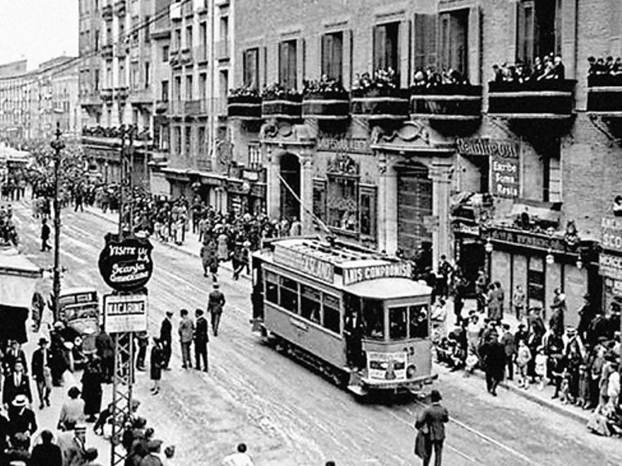El tranvía de Zaragoza a su paso por el Coso en la década de los años 20 del siglo pasado.