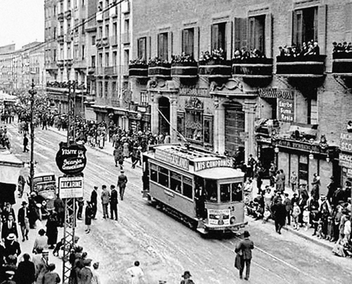 El tranvía de Zaragoza a su paso por el Coso en la década de los años 20 del siglo pasado.
