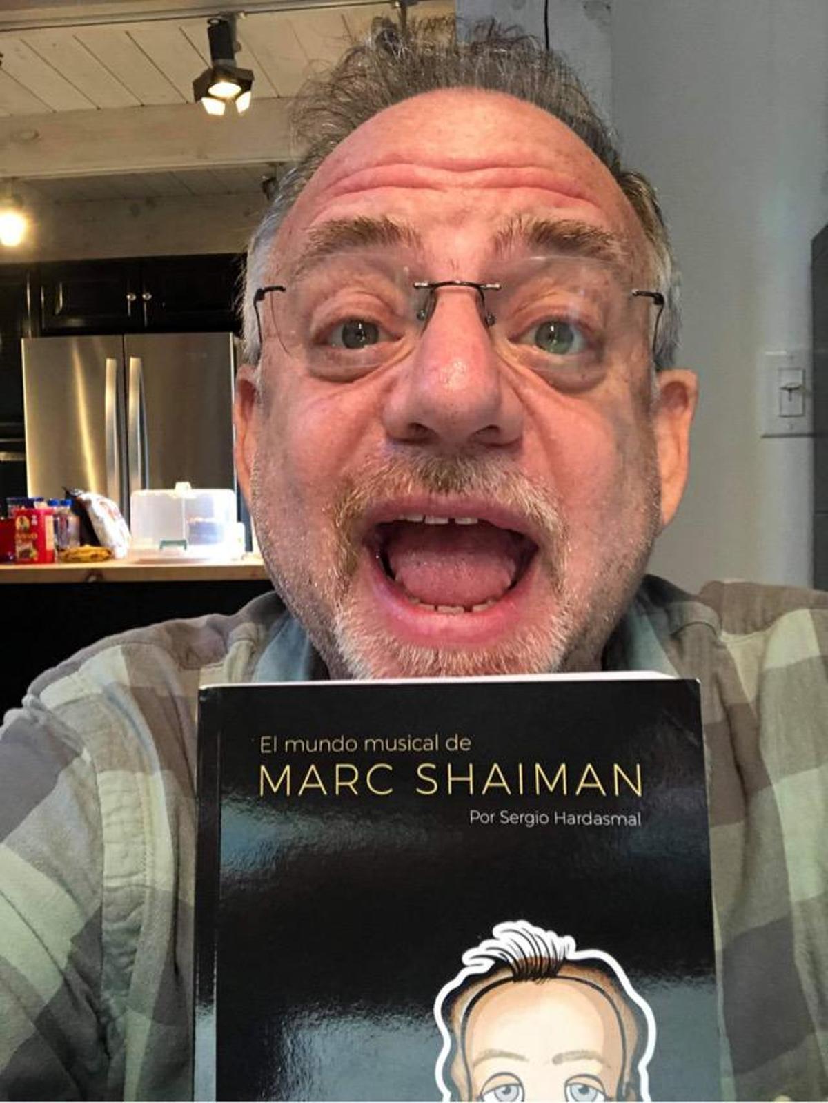 Marc Shaiman, con su  libro en español.