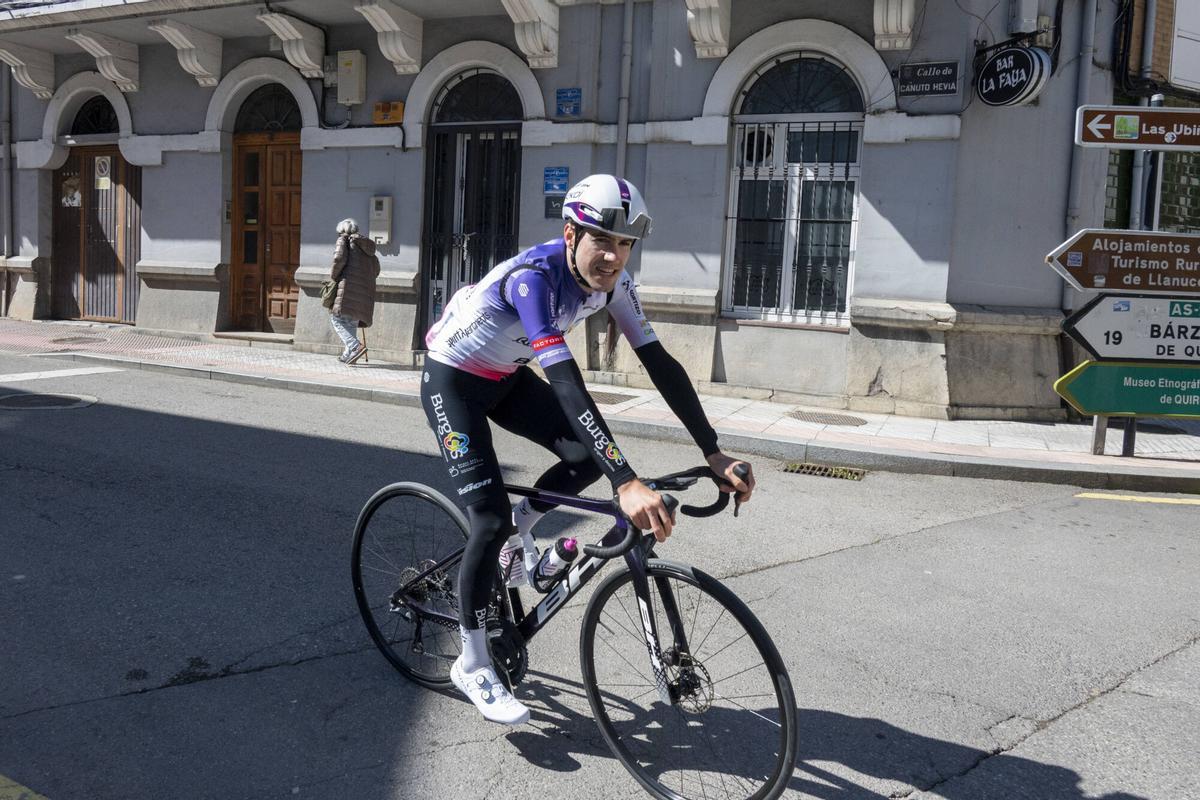 Sinuhé Fernández, ciclista profesional asturiano, en Pola de Lena
