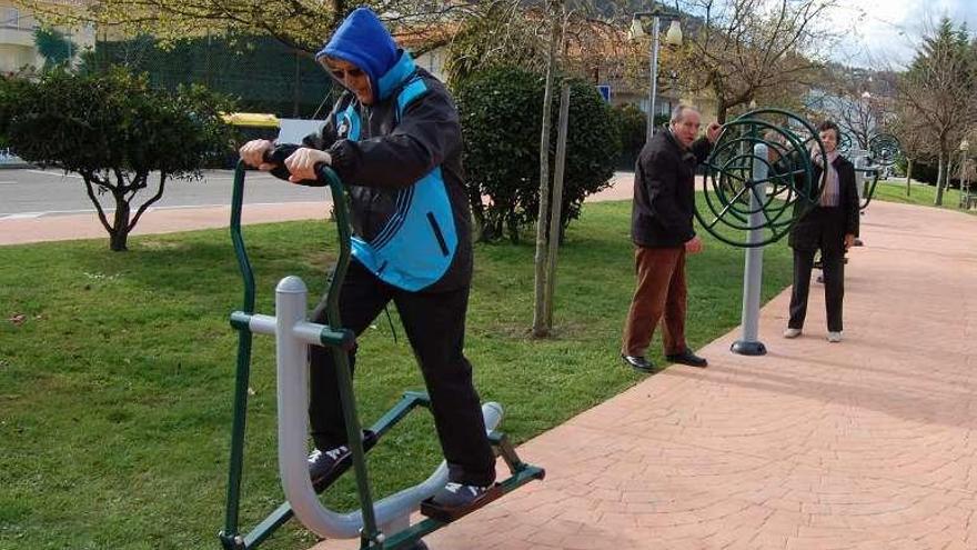 Unas personas mayores practican deporte en el paseo de Chapela. // FdV