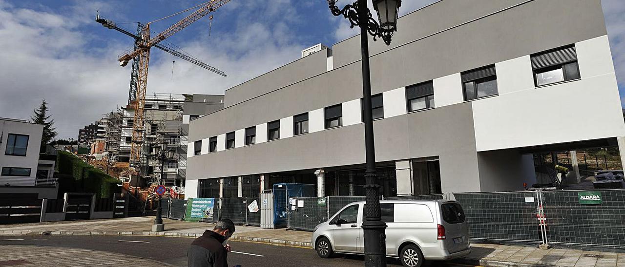 Las obras de los tres edificios que conforman la nueva residencia de estudiantes de Montecerrao. | Luisma Murias