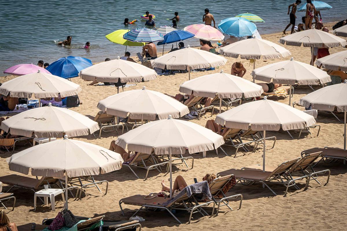 Las playas de Barcelona se llenan con el aumento de las temperaturas