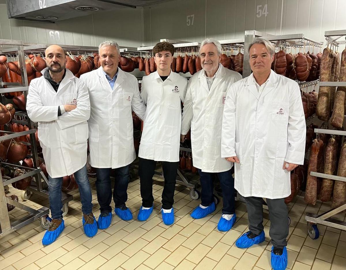 Motociclismo. Visita de Izan Guevara a la fábrica El Zagal de Felanitx. Kike Martí, Jaume Alzamora, Izan Guevara,  Andreu Palou y Cristian Tejedor.