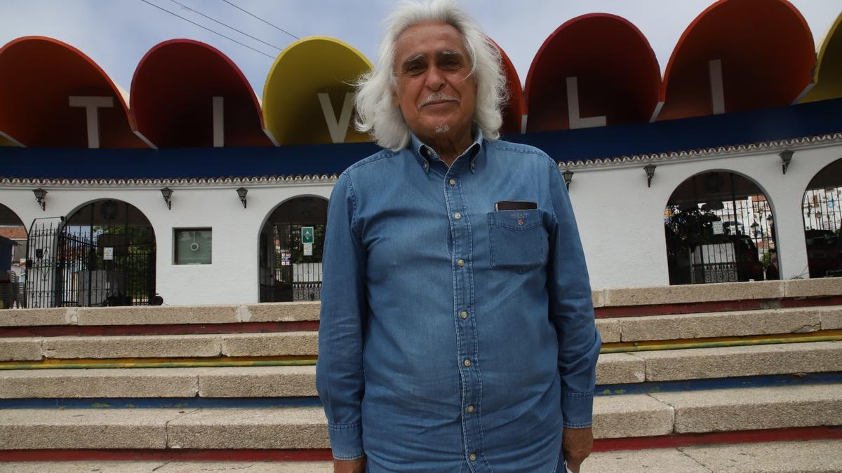 Rafael Gómez frente a la entrada al Tívoli.