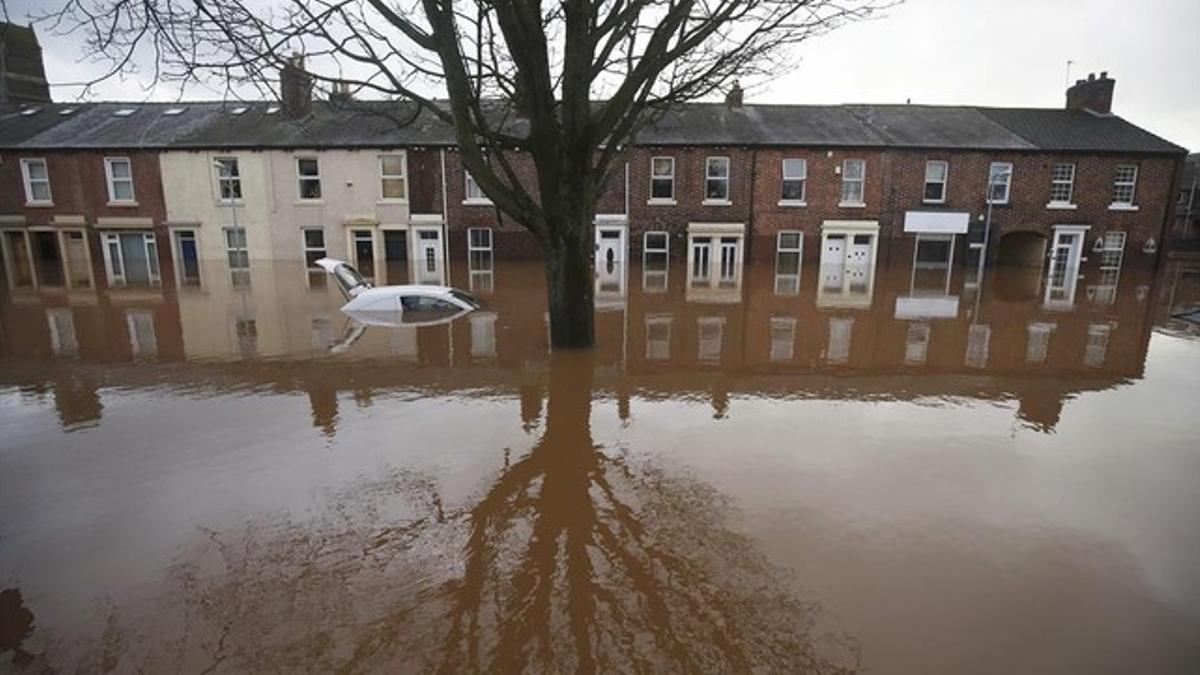 El centro de Carlisle (norte de Inglaterra), inundado, en una imagen de este lunes.