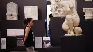 Soledad entre capiteles: un turista asiático se queda encerrado en el Arqueológico y tienen que ir a sacarlo