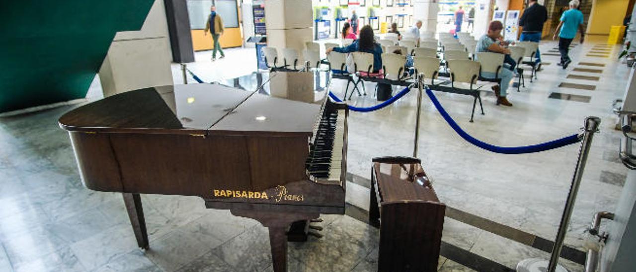 En la imagen, el piano que preside el hall del Hospital Insular.