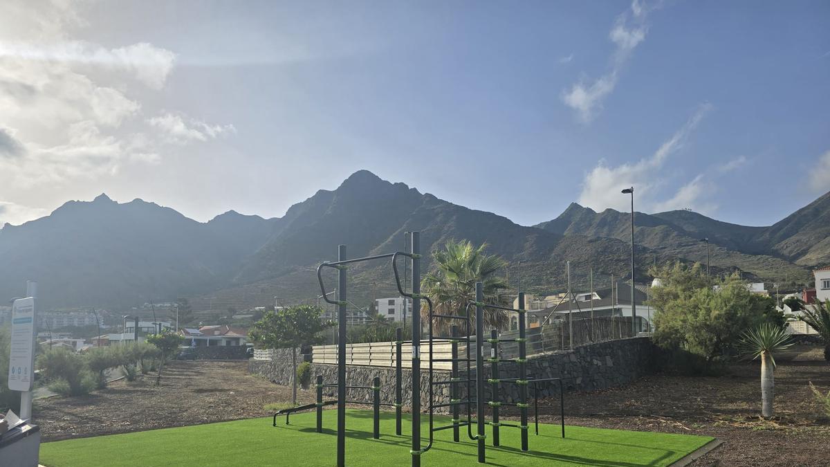 La Laguna amplía su red de instalaciones deportivas al aire libre con un parque de calistenia en Bajamar