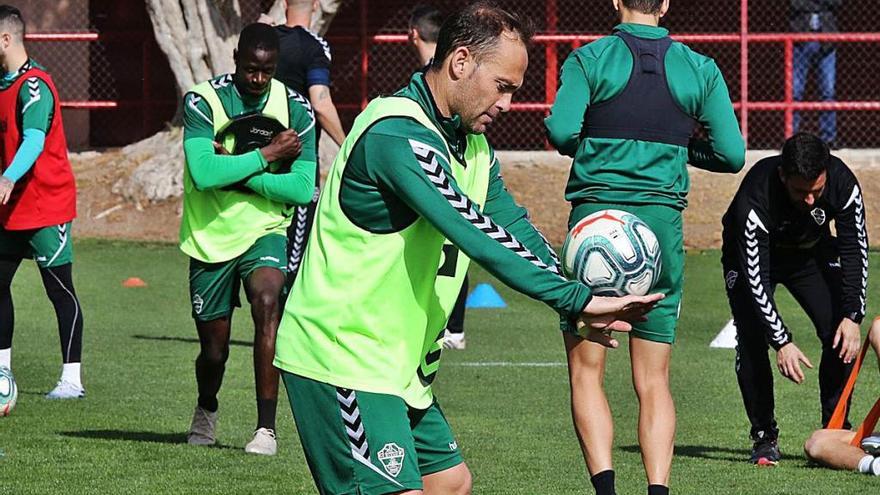 Nino juega con un balón durante un entrenamiento en el polideportivo de Altabix.