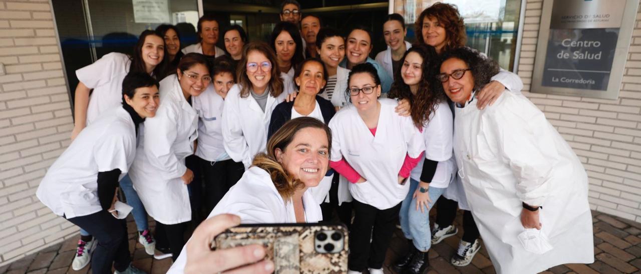 Ana Piera, con el teléfono, hace un selfi junto a sus compañeros del centro de salud de La Corredoria. | Luisma Murias