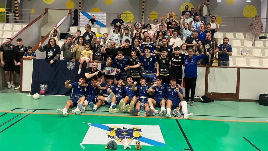 El equipo cadete del Pizzería Baratto Luceros Cangas celebra ayer en Gijón su clasificación para la Final a 8 del Campeonato de España.