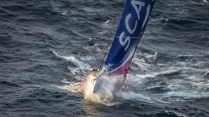 El barco femenino SCA navegando por Finisterre