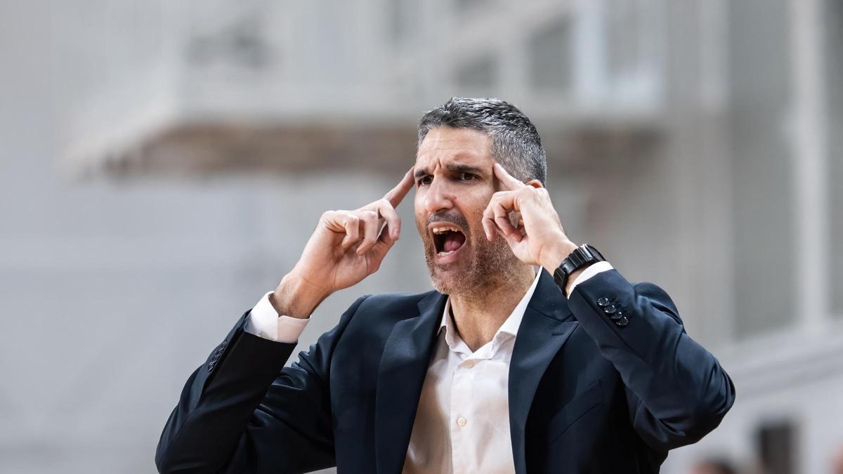 Rubén Burgos se dirige a sus jugadoras