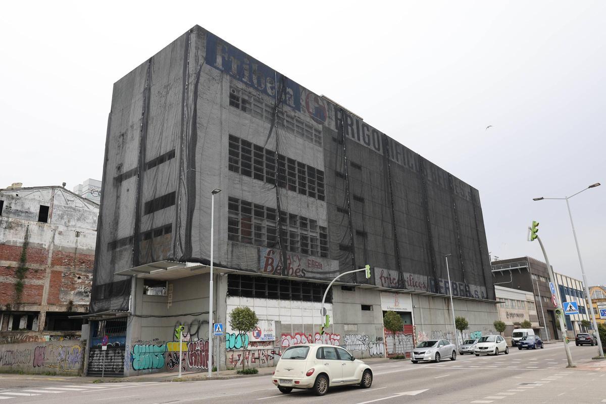 Estado actual de la antigua nave de Fribesa, en la avenida de Beiramar.