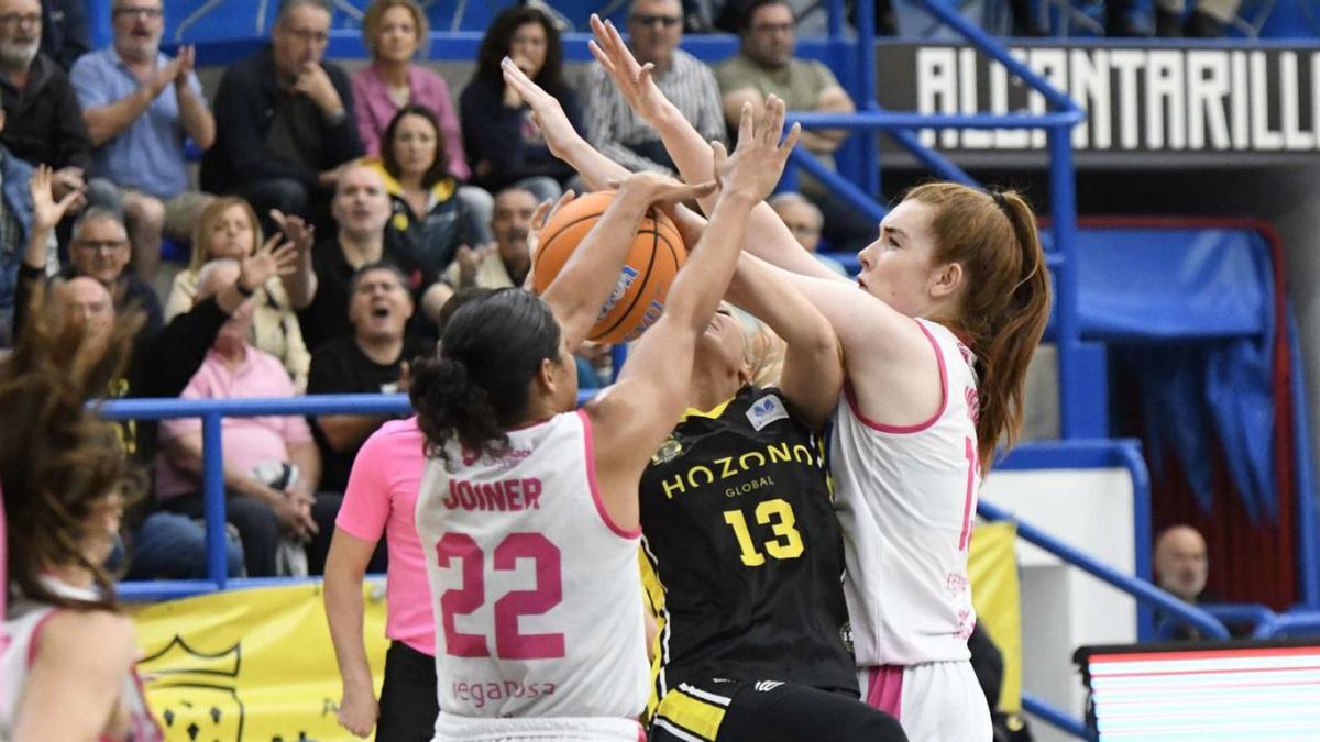 Petra Holesisnka, del Hozono Jairis, ante dos rivales.