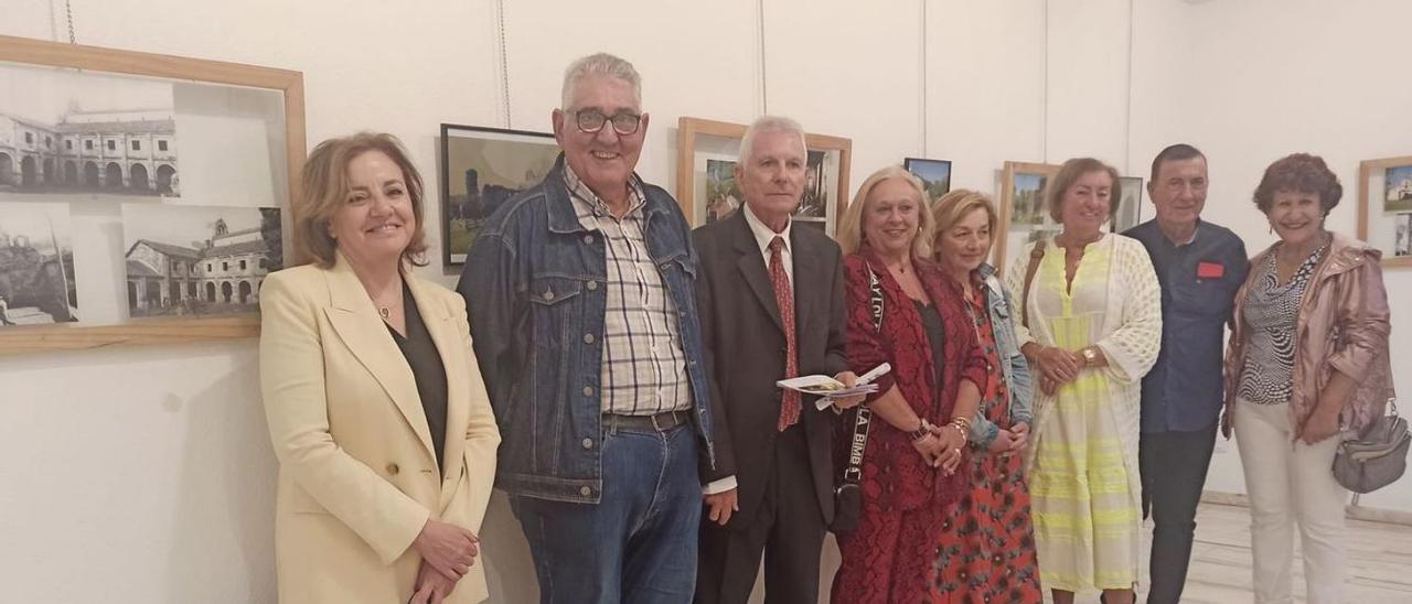 Otilia Requejo, Laureano García, Rafael Cortijo, Esther Peláez, Berta Pedraza, Ángeles González, Alfredo García y María Placeres Rodríguez, ayer, en la apertura de la exposición sobre el monasterio de Obona en Tineo. | S. Arias