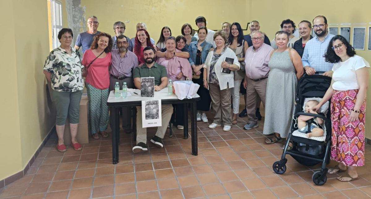 Diego posa con algúns dos presentes logo de asinar numerosos libros.