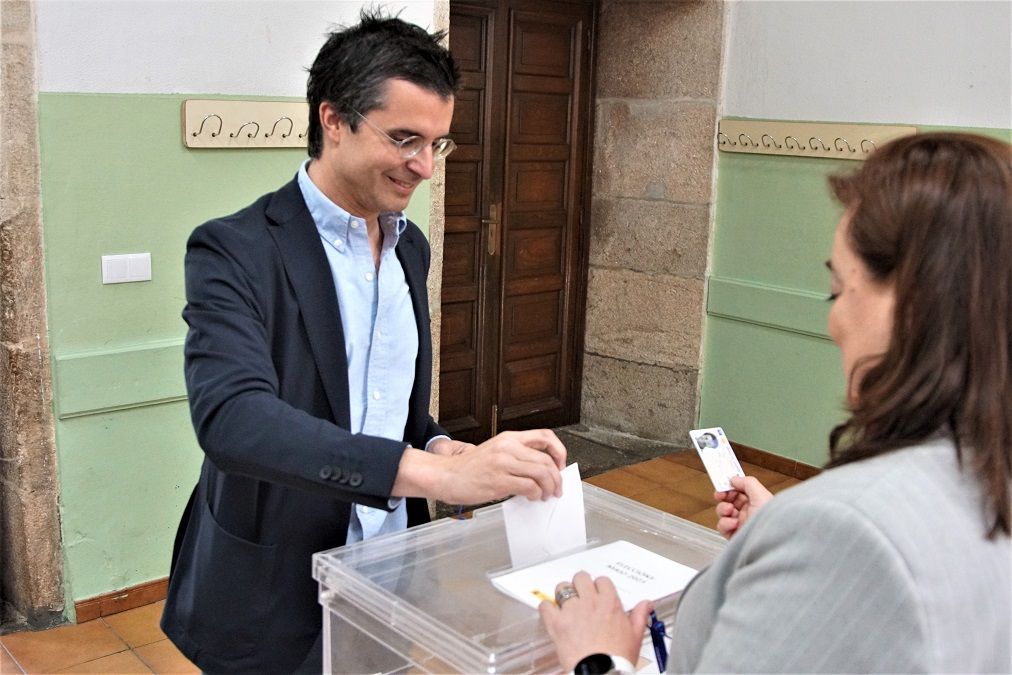 Borja Verea votando en el Instituto Rosalía de Castro