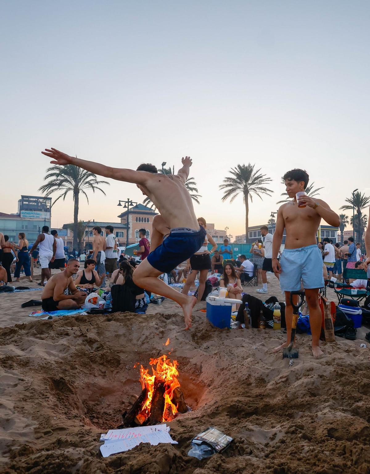 Todas las fotos de una noche de San Juan sofocante en las playas de València