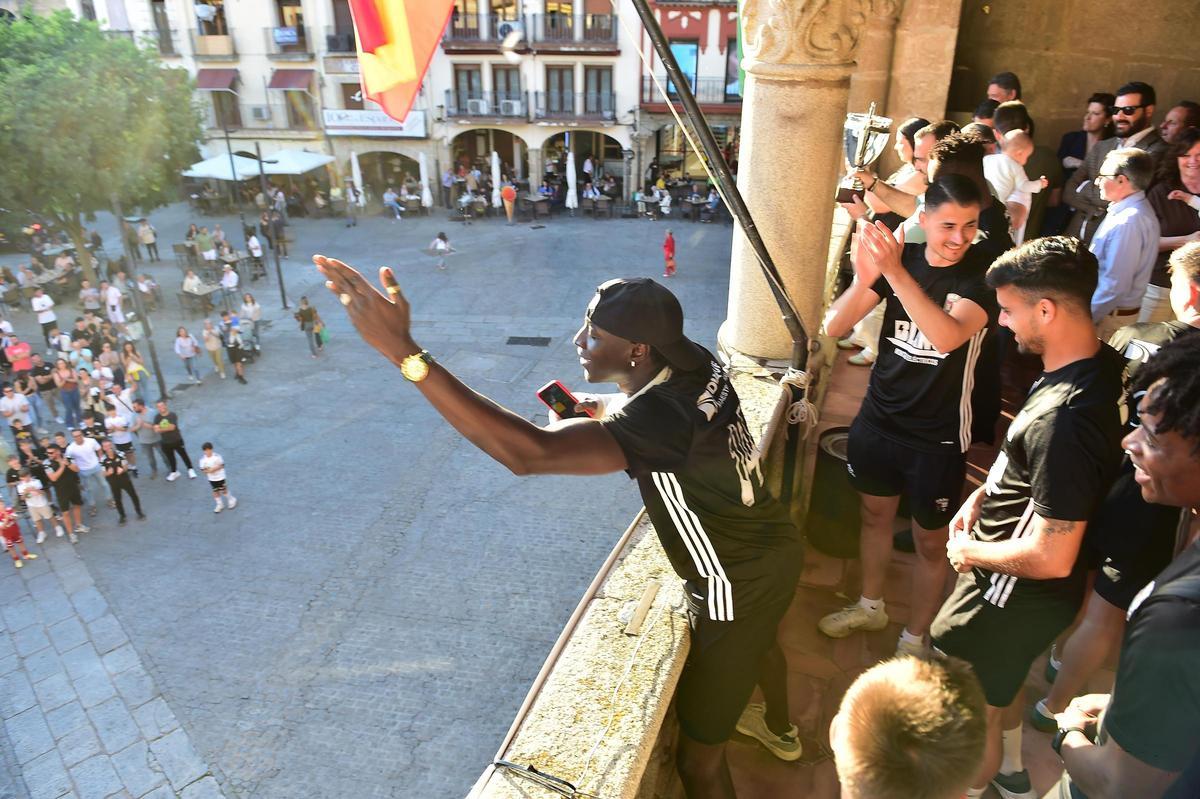 Fotogalería | Así ha sido el recibimiento en el Ayuntamiento de Plasencia de la UPP para celebrar su ascenso