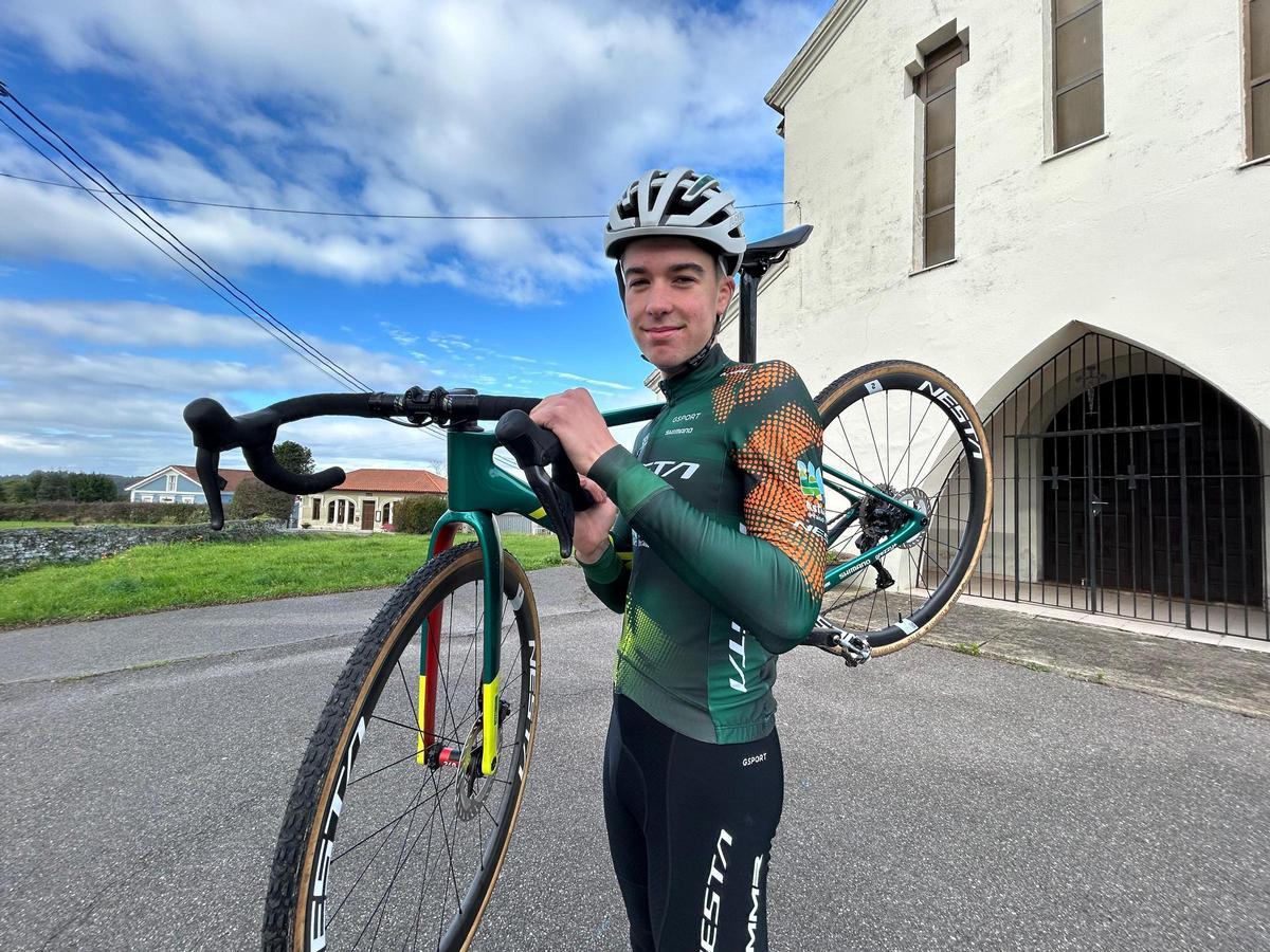 Martín Fernández posando con su bicicleta tras un entrenamiento en Ranón.